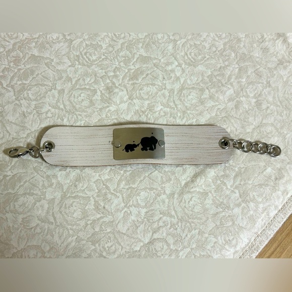 Elephant Mom & Baby Faux Leather Whitewashed Bracelet Adjustable Silver - Picture 2 of 5